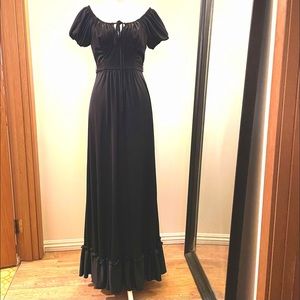 4/6 1970’s Milkmaid Hostess Gown, Mint